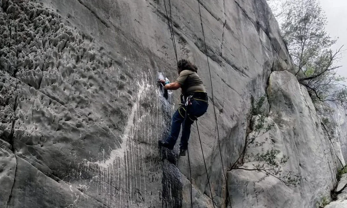 Imagen de portada de «Washteca borra nuevos grafitis en La Huasteca - La escalada como parte de la solución».