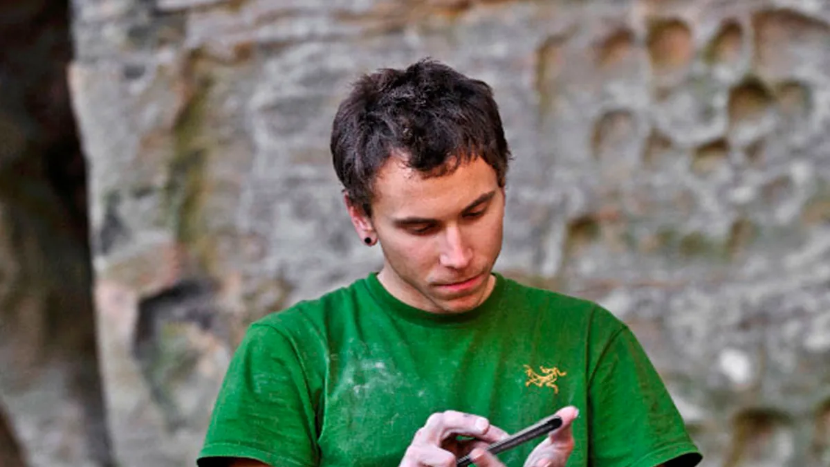 Imagen de portada de «Jonathan Siegrist encadena Jumbo Love (5.15b) en Clark Mountain, USA».