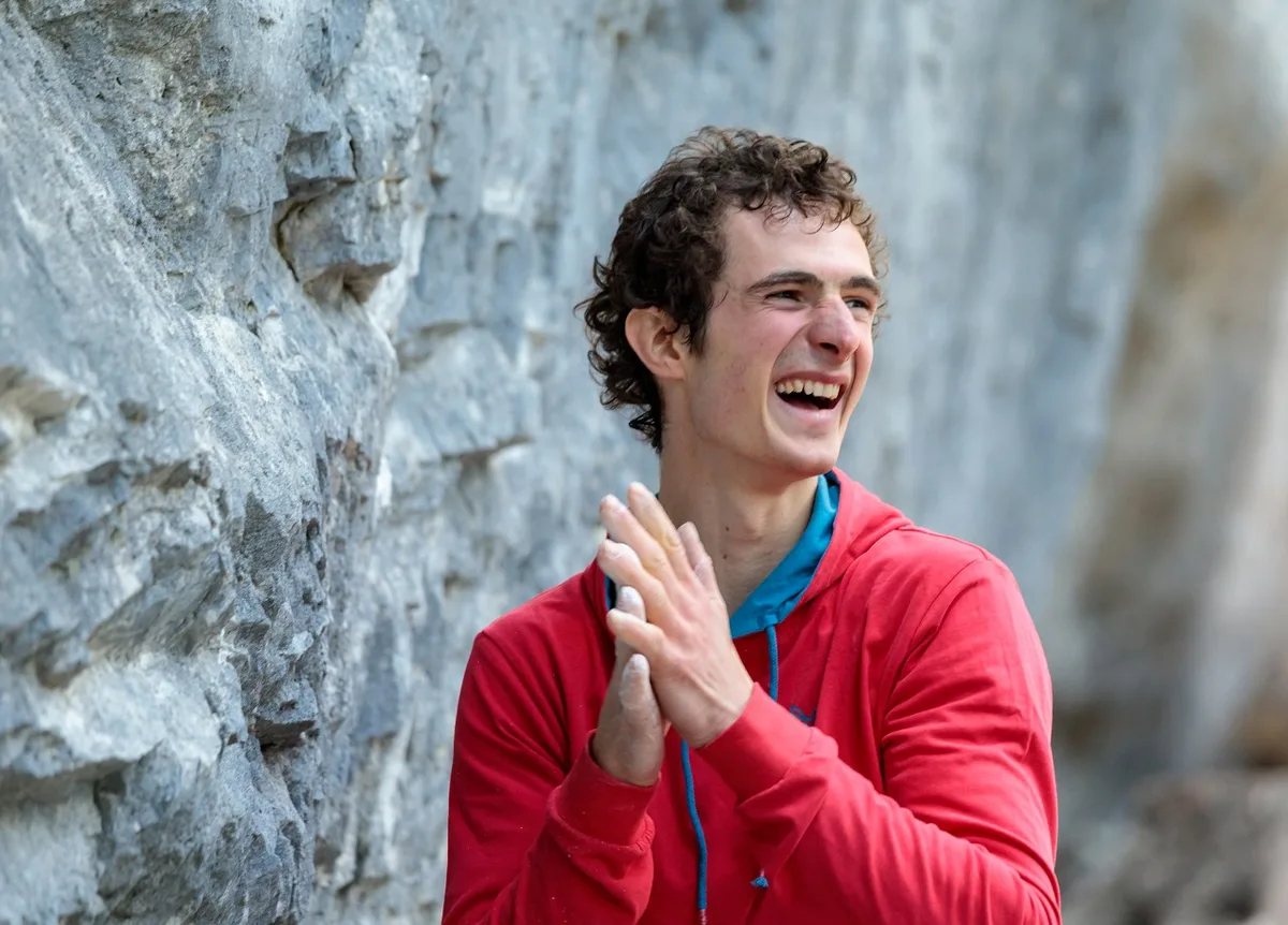 Imagen de portada de «Adam Ondra encadena Neanderthal (5.15b) en Santa Linya, España».