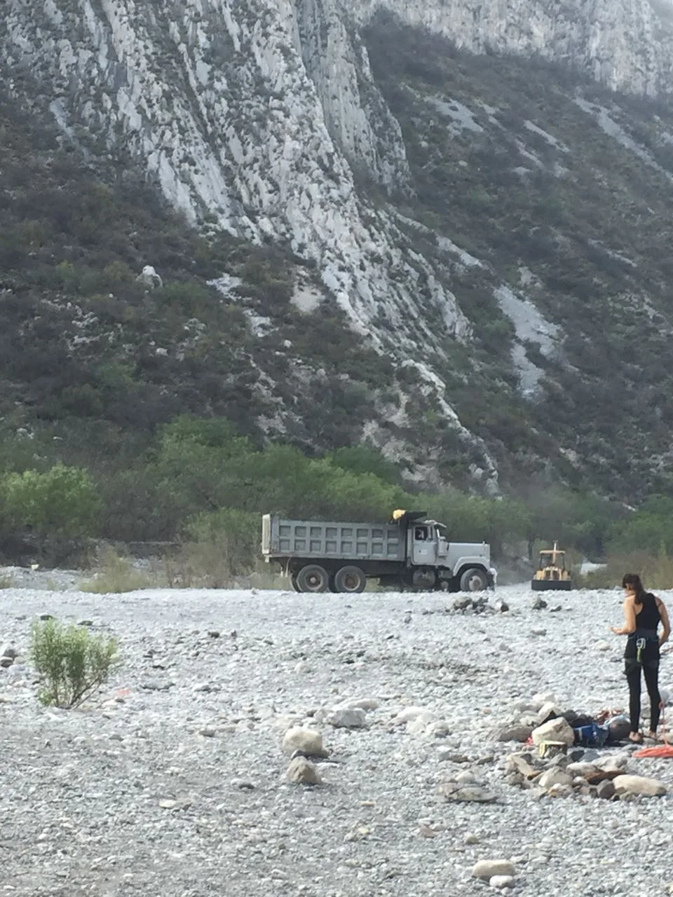 Imagen de portada de «Escaladores y medios frenan saqueo de piedra en La Huasteca».
