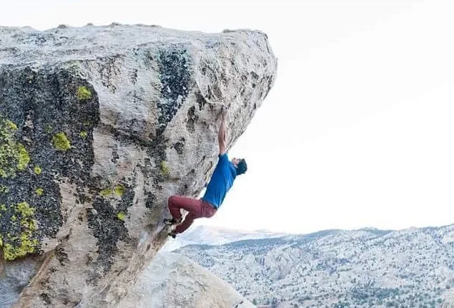 Imagen de portada de «Mati y Joserra escalan el legendario bloque "The Mandala", V12 en Bishop».