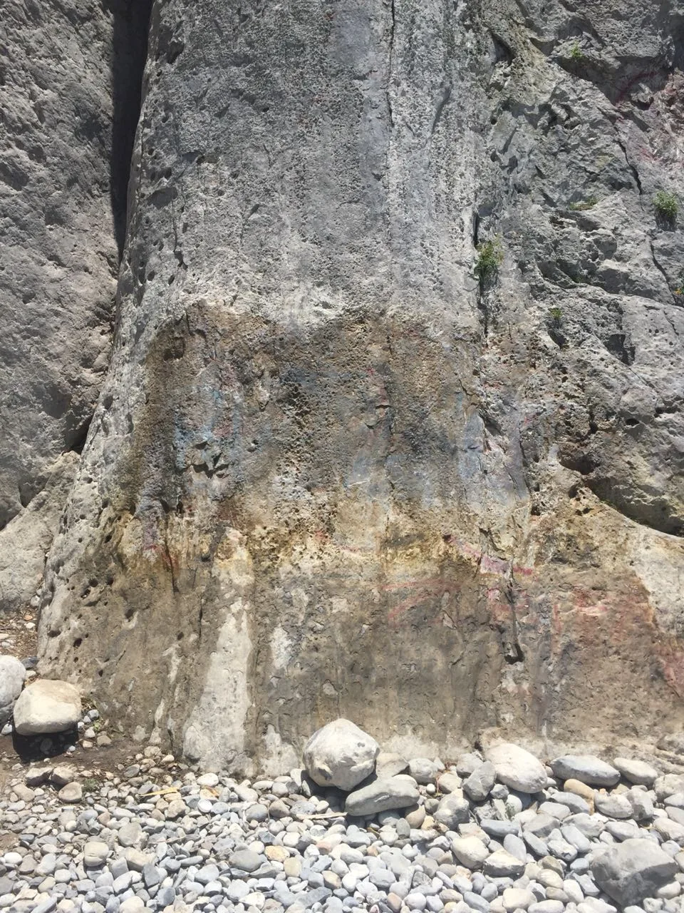 Imagen del archivo de «Washteca: un proyecto de limpia de graffitis en la Huasteca, Nuevo León».