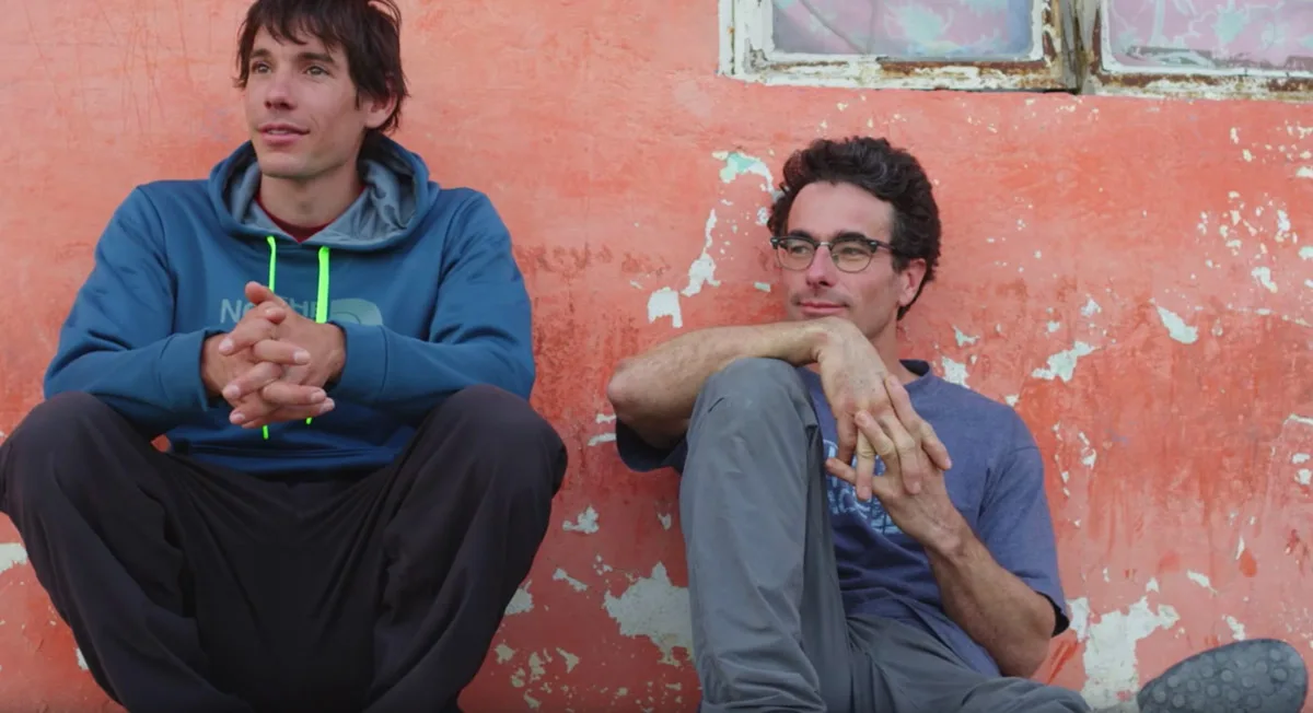 Imagen de portada de «Alex Honnold escala en solo rascacielos de lujo en Nueva Jersey».