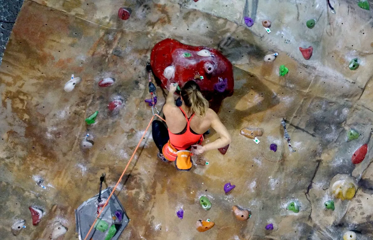 Imagen de portada de «Nuevo 5.14d/9a femenino: Julia Chanourdie encadena Molasse'son».