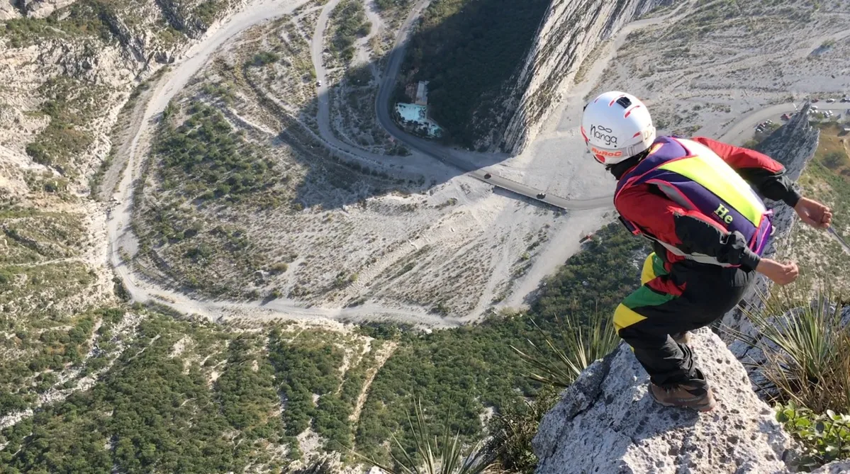 Imagen de portada de «Entrevista a Paloma Oliveira, primera mujer en realizar Salto Base en el Pico Independencia».