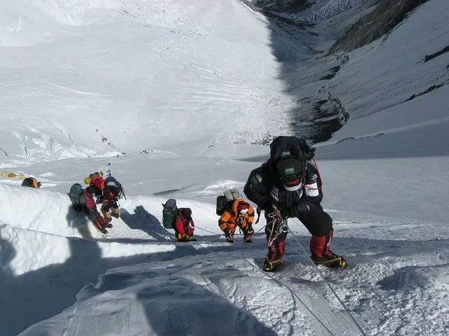 Imagen del archivo de «Empresa te lleva, sin esfuerzo, a la cima del Everest, el basurero más alto del mundo».