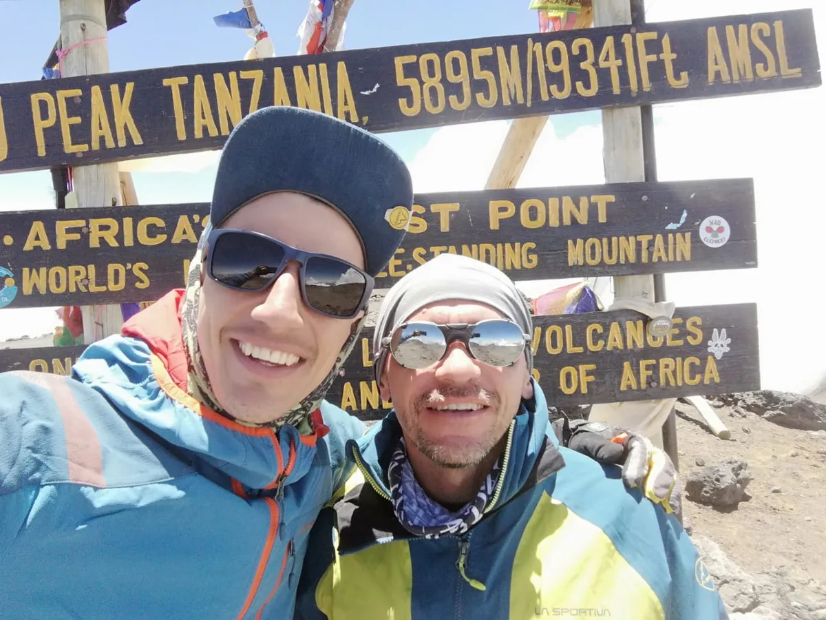 Héctor Ponce de León con Max álvarez en la cumbre del Kilimanjaro al concluir Desde Cero Kilimanjaro