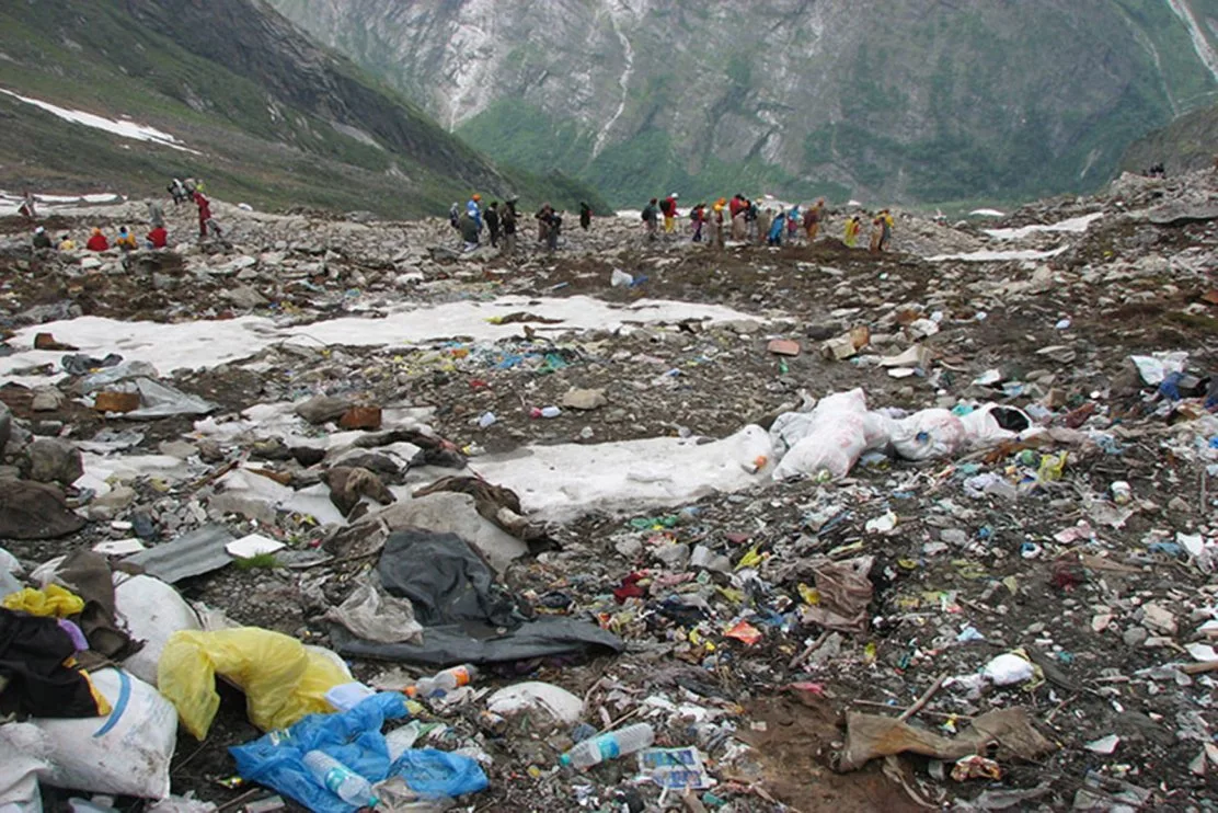 Imagen del archivo de «Sherpas sugieren aprovechar cierre del Everest para limpiar la montaña».