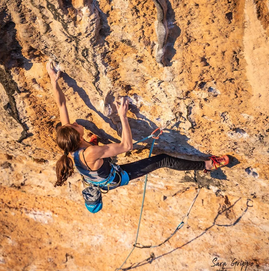 Imagen de portada de «Laura Rogora encadena su cuarto 5.14d con La Bongada, en Margalef».
