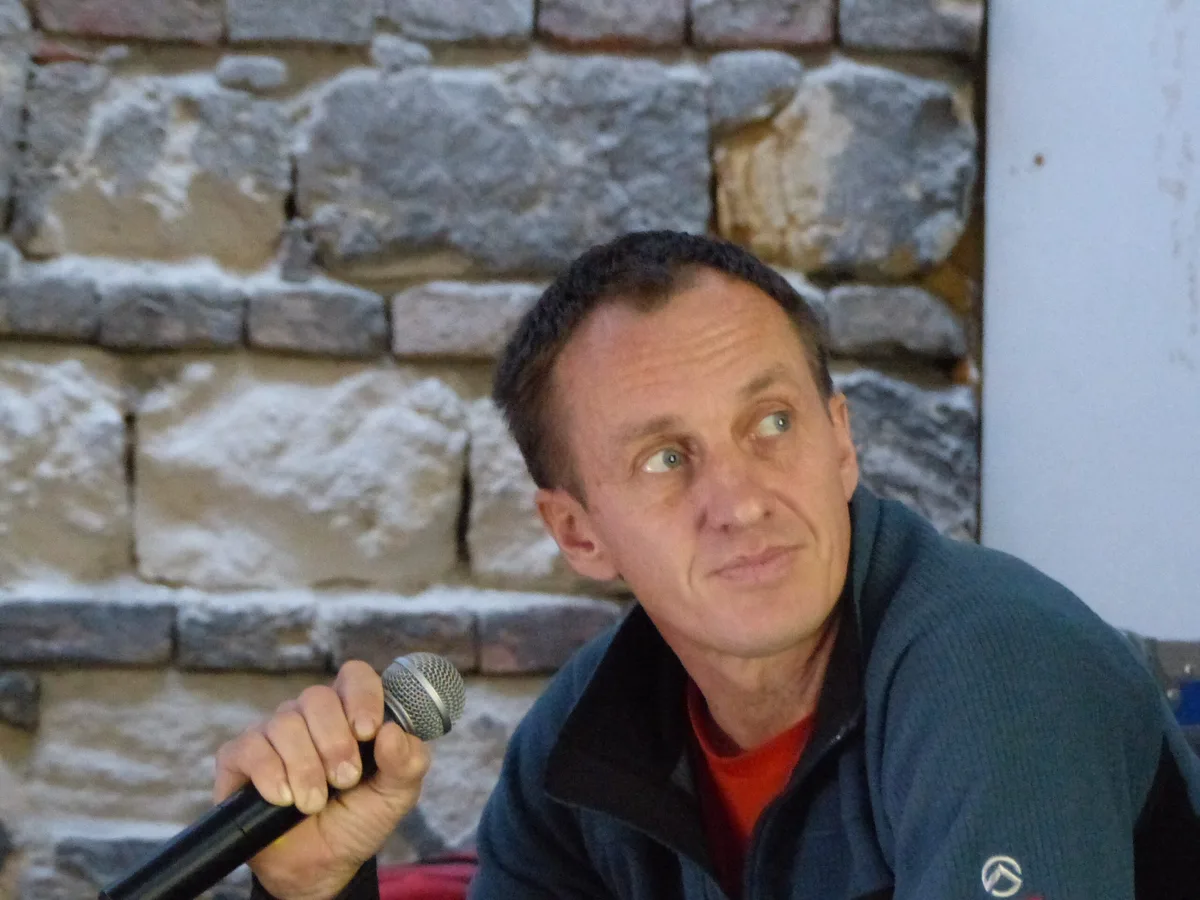 Imagen de portada de «Denis Urubko renuncia al Dream Team polaco que busca el K2 invernal, después de haber partido en solitario».