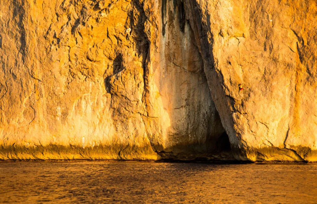 Imagen del archivo de «Above the Sea de Chris Sharma te hará sudar las manos con agua salada #ReelRock12MX».