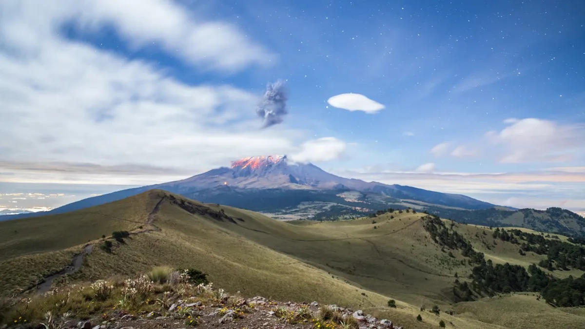 Imagen de portada de «El timelapse del Izta y el Popo que te enamorará: por Timelapse México».