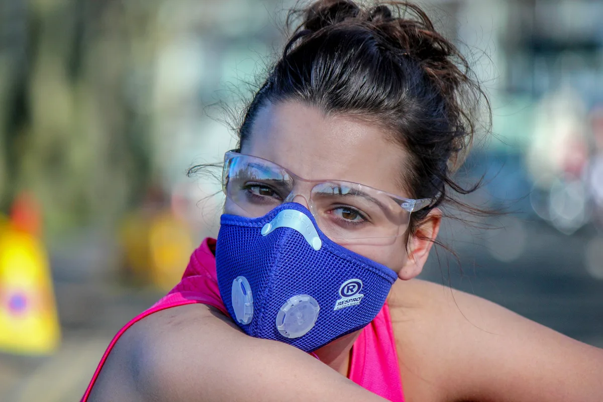 Imagen de portada de «Practicar deportes al aire libre con o sin mascarilla, ¿qué dicen los expertos?».