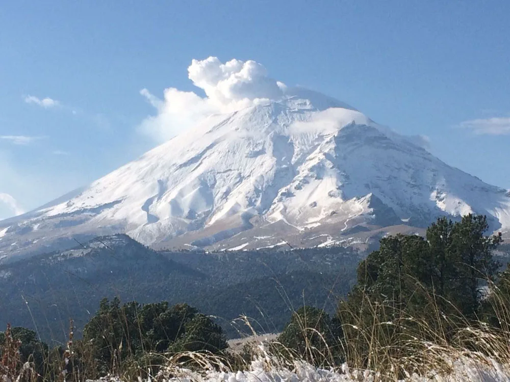 Imagen del archivo de «Se reportan montañas nevadas, es momento de extremar precauciones».