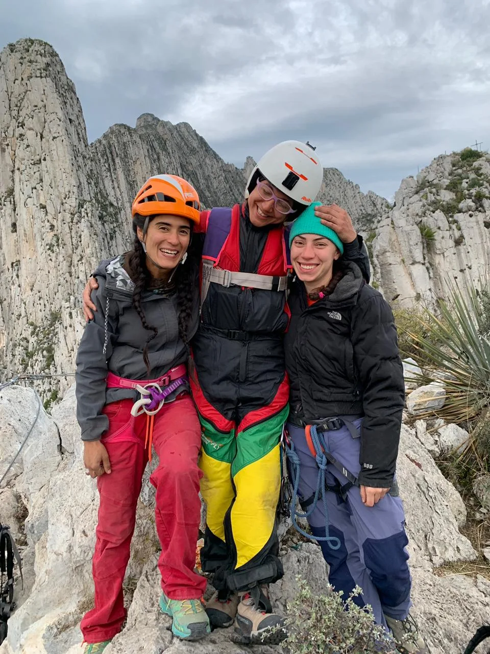 Imagen del archivo de «Paloma Oliveira escala Pico Independencia y repite Salto BASE».
