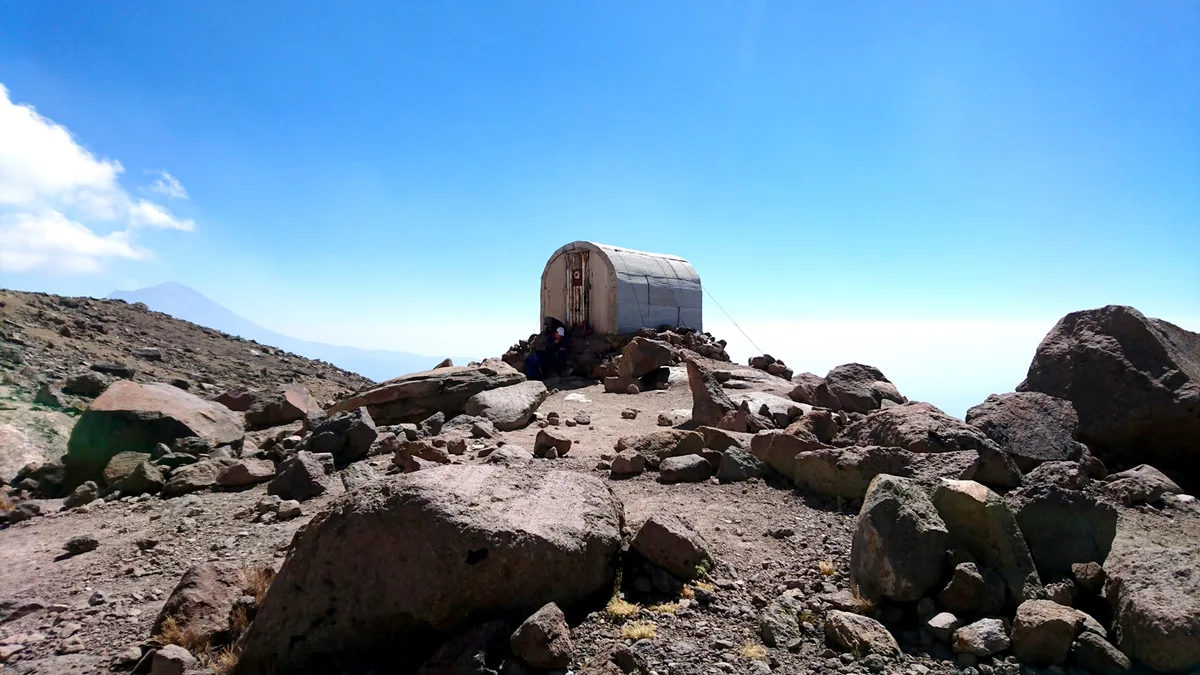 Imagen de portada de «CEMAC reúne esfuerzos para rescatar refugio Ayoloco en el Iztaccíhuatl».