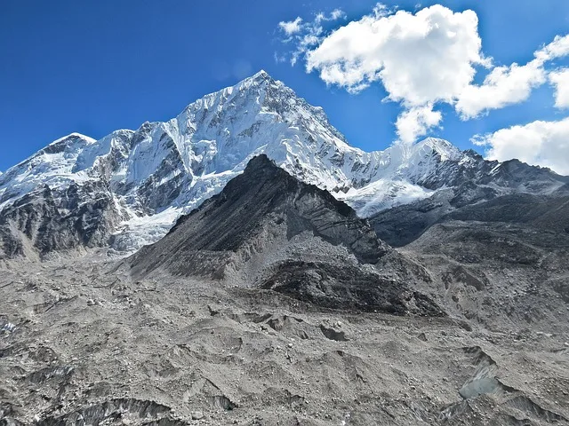 Imagen de portada de «Kami Rita Sherpa logra 22 cumbres al Everest y rompe el récord».