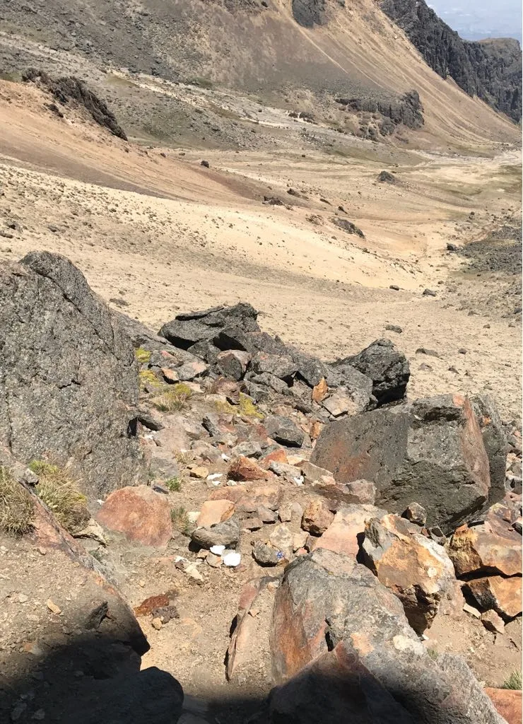 Imagen del archivo de «Empresa te lleva, sin esfuerzo, a la cima del Everest, el basurero más alto del mundo».