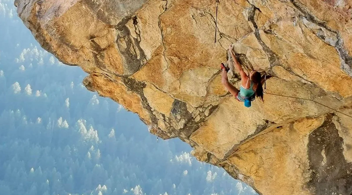Imagen de portada de «Laura Rogora encadena primer 5.14d femenil "en el día"».