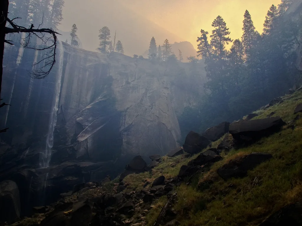 Imagen de portada de «Desalojan y cierran Parque Nacional Yosemite ante incendio de 15 mil hectáreas».
