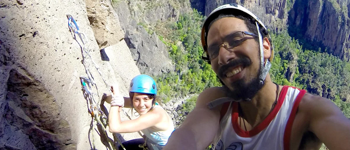 Imagen de portada de «Embarcados en Macuchi, una aventura escalando en Chihuahua».