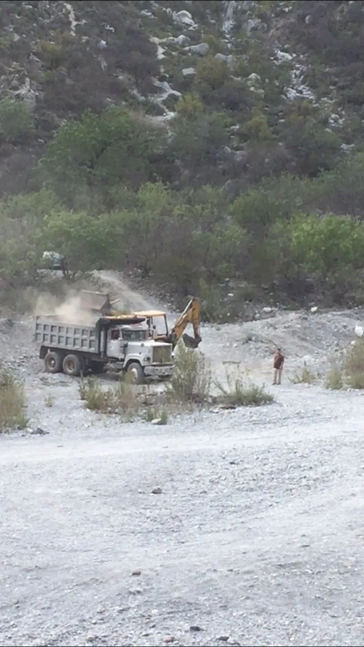 Imagen del archivo de «Escaladores y medios frenan saqueo de piedra en La Huasteca».