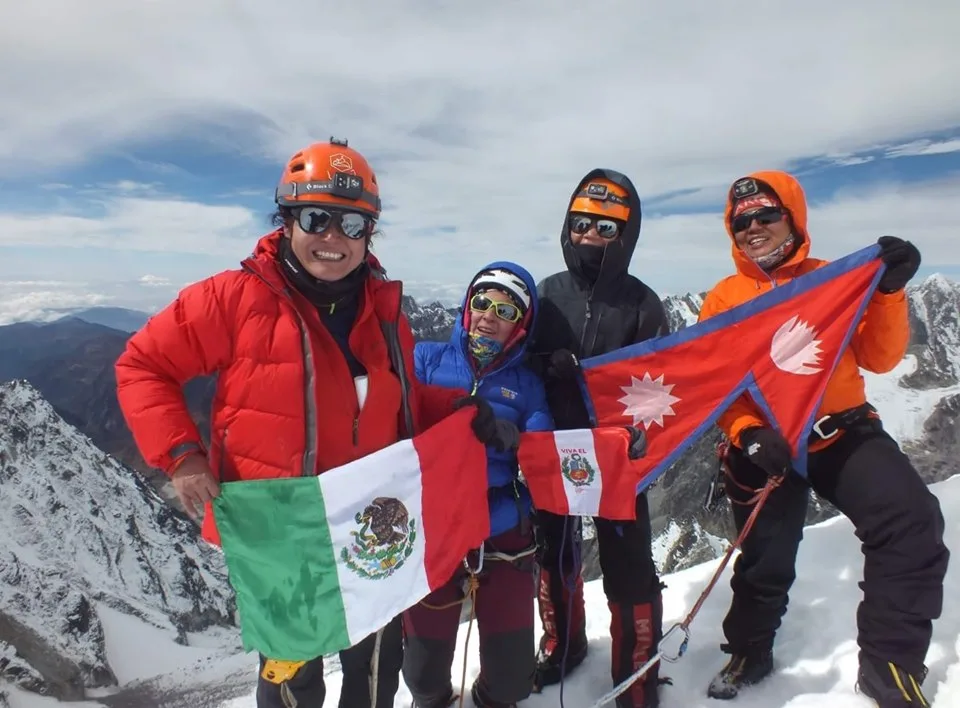 Imagen de portada de «Entrevista a Sol Castro: histórica cumbre a pico virgen en los Himalayas».
