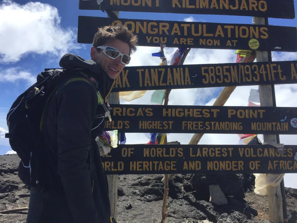 Daniel Graff alcanzando la cima y completando también Desde Cero Kilimanjaro