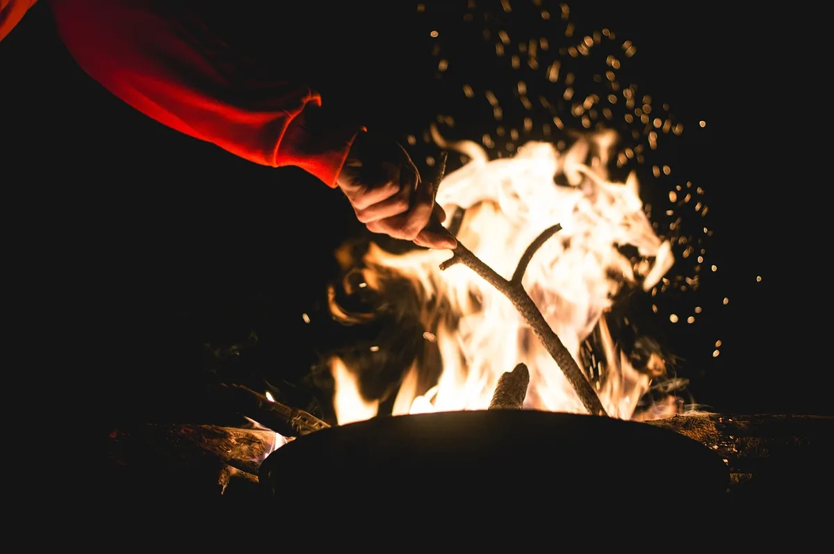 Imagen de portada de «Hacer fogatas sin incendiar la montaña: consejos y recomendaciones».
