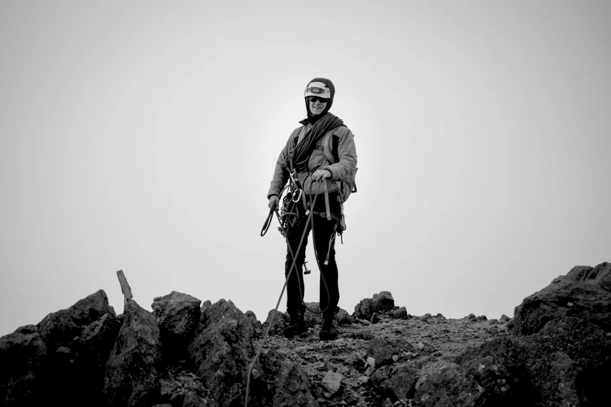 Imagen de portada de «Nevado de Colima: Crónica de una escalada alpina entre nubes».