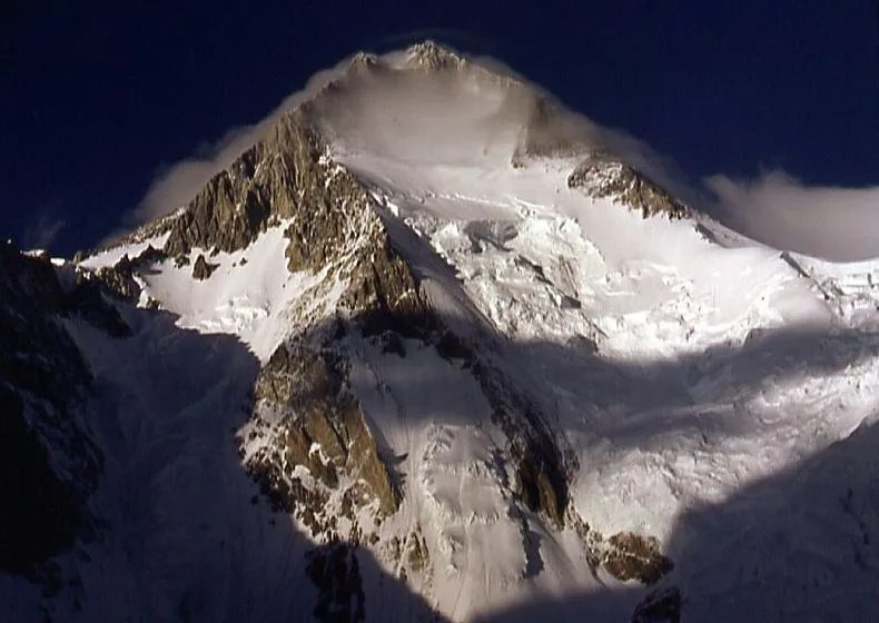 Imagen de portada de «Simone Moro y Tamara Lunger abandonan el Gasherbrum I invernal».