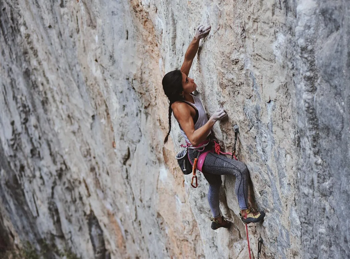 Imagen de portada de «Lary Arce encadena La Máquina Estricta (5.13d), en El Salto».