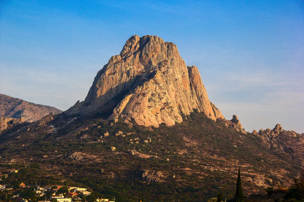 Imagen de portada de «Se presenta accidente en curso de escalada en roca en Peña de Bernal».