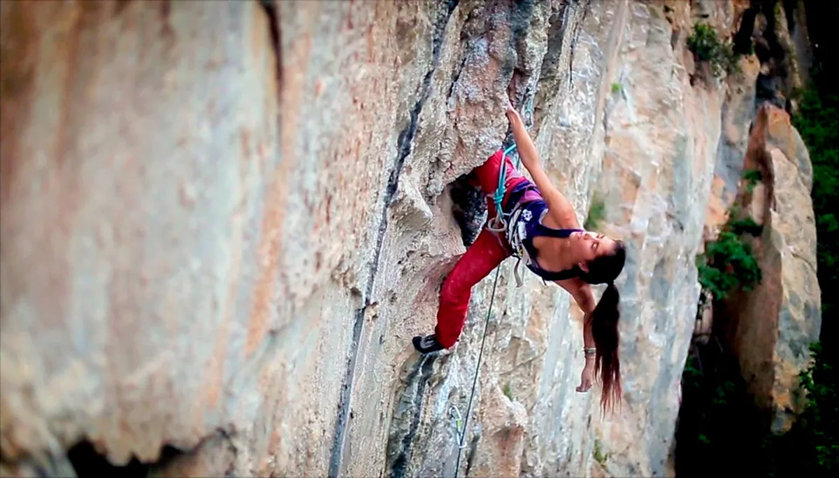 Imagen de portada de «La escalada es pura conciencia: Lary Arce en #EscaladorasMX por YamaFilms».