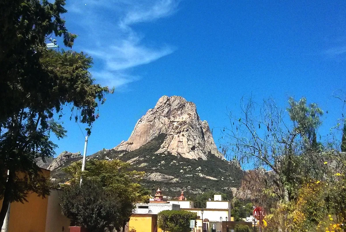 Imagen de portada de «Peña de Bernal: gobierno implementa cuota de 1,500 pesos para escalar».