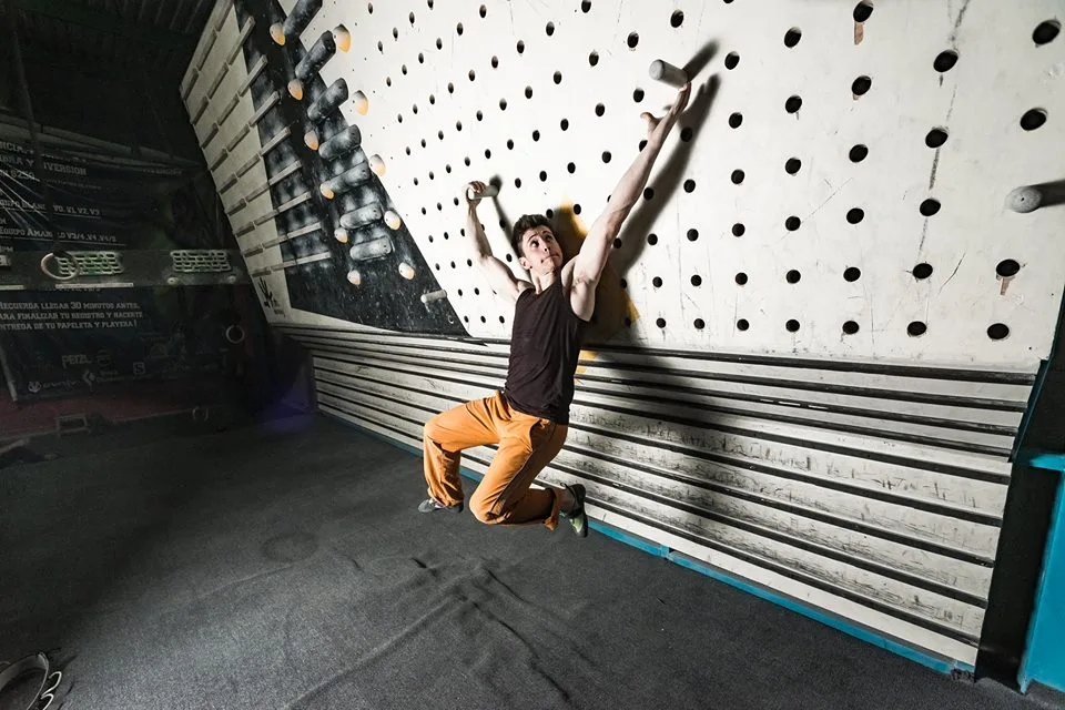 Imagen de portada de «¿Qué sucede cuando un escalador de alto nivel practica Parkour?».