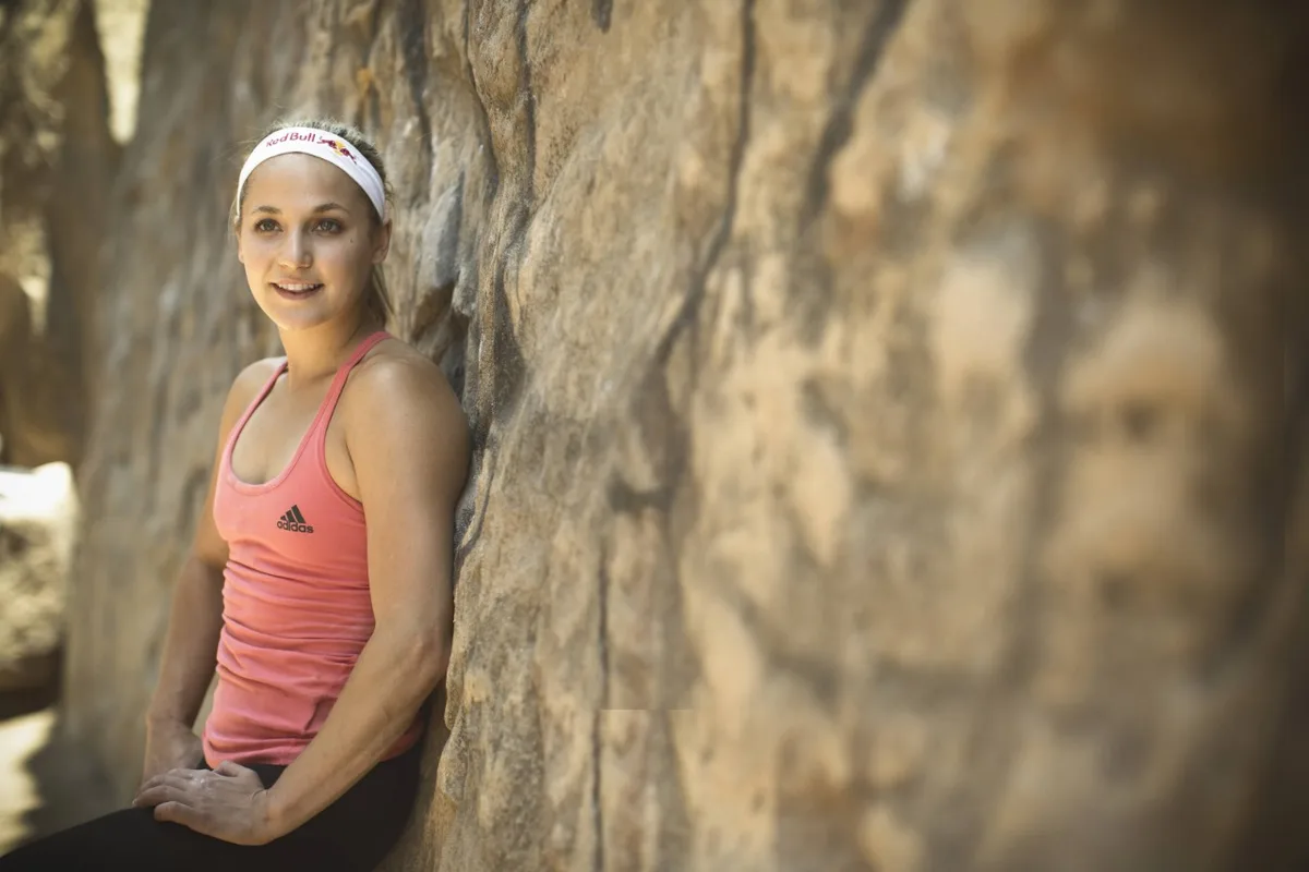 Imagen de portada de «Sasha Digiulian repite Samadhi (5.13a), abierta por Honnold en El Salto».