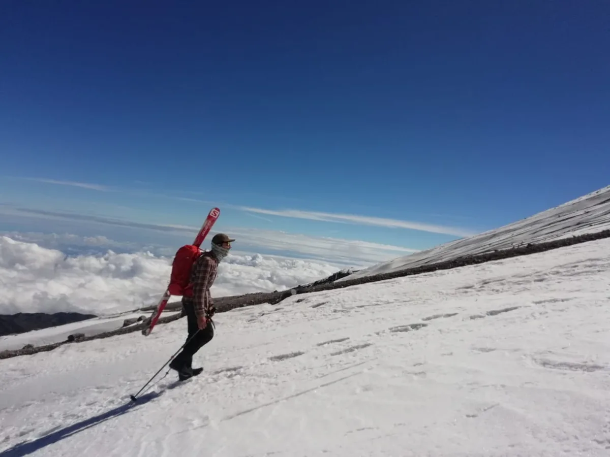 Imagen de portada de «Kari Carsolio y Max Álvarez descienden esquiando el Pico de Orizaba».