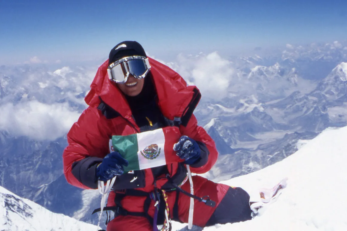 Elsa Ávila en la cumbre del everest 1999