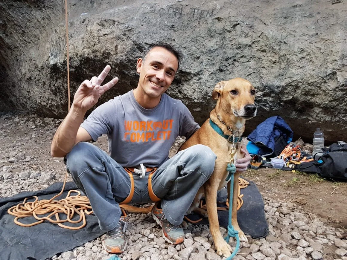 Javi, bajando del encadene a Lujuria, acompañado de Poncho.