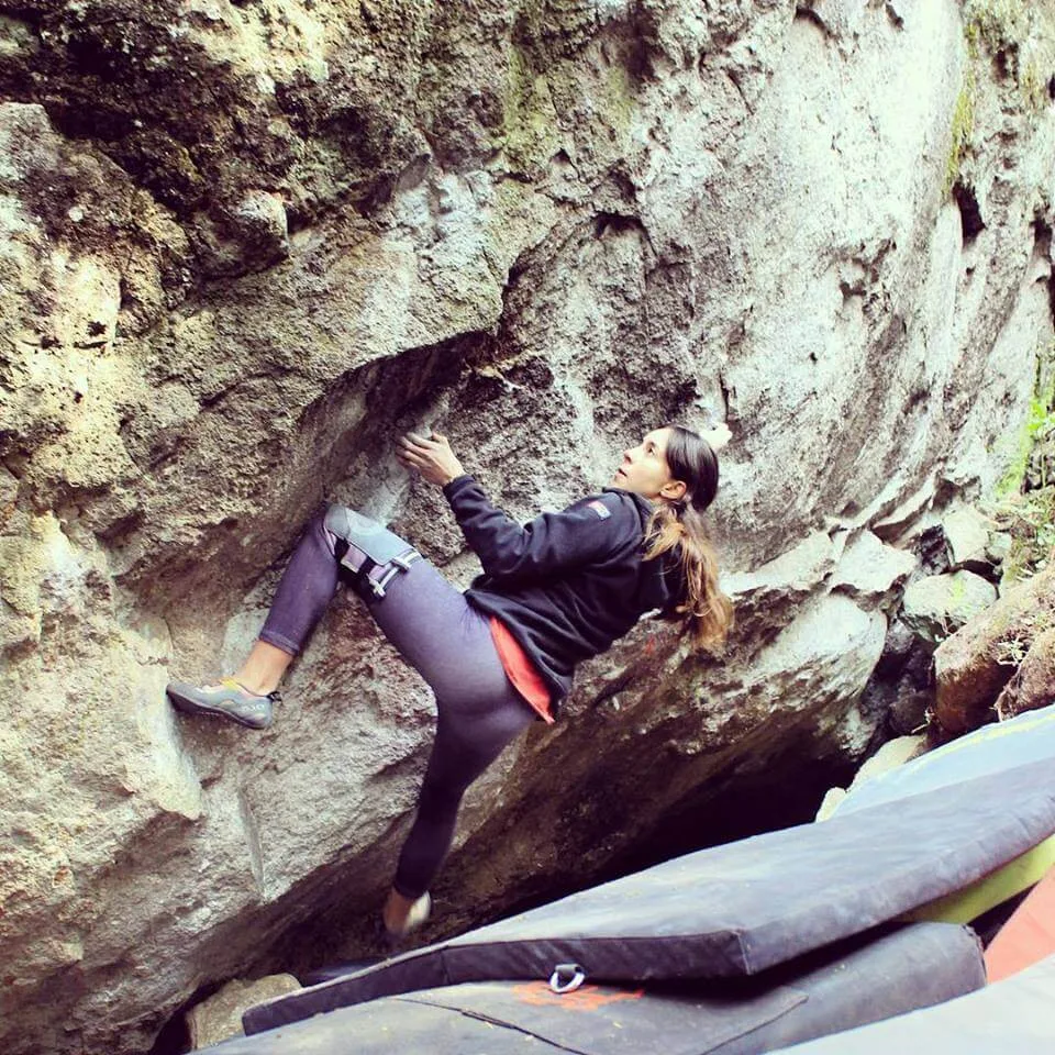 Imagen del archivo de «Fernanda González encadena Momento (V10) en Mineral del Chico».
