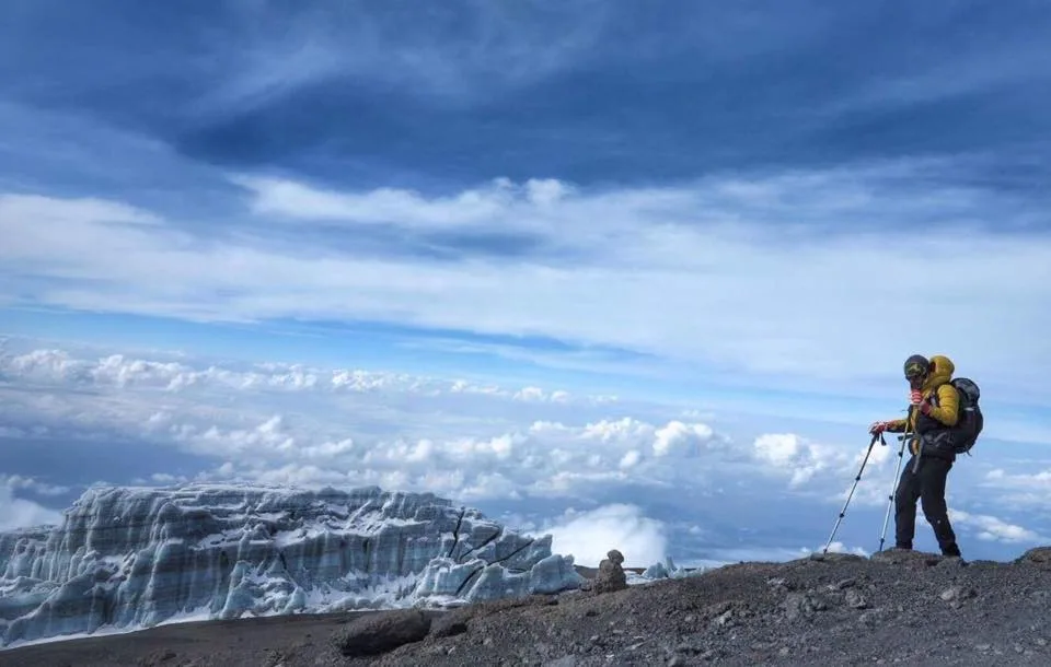 Imagen de portada de «Alcanzando el Kilimanjaro o la cumbre de la inclusión, por Pablo Meade».