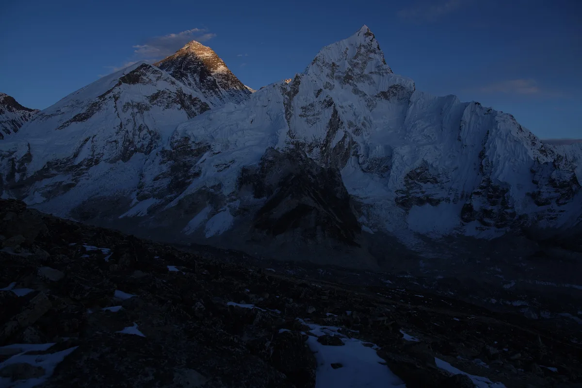 Imagen de portada de «China abre el Everest en la temporada de primavera para sus nacionales».