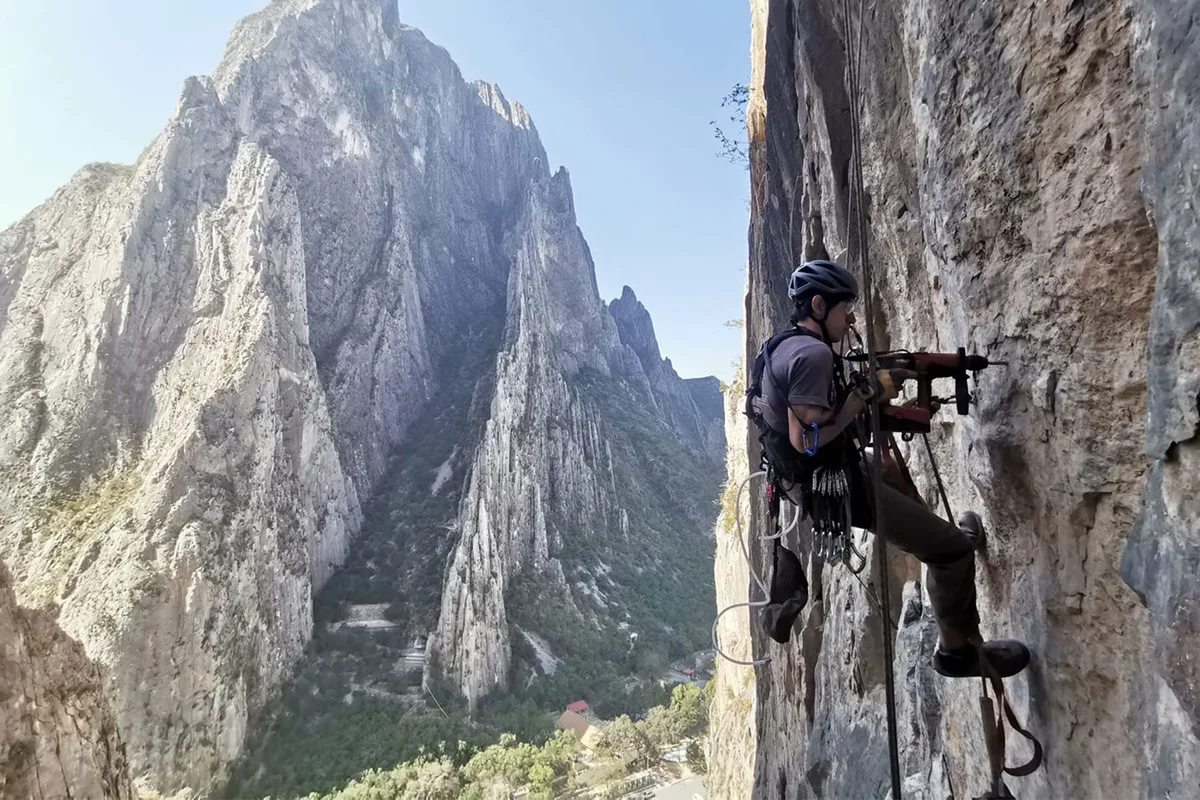 Imagen de portada de «Escalada Libre realiza reequipamiento y limpieza en Potrero Chico».