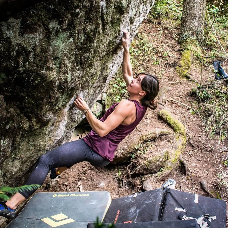 Imagen de portada de «Fernanda González encadena Momento (V10) en Mineral del Chico».
