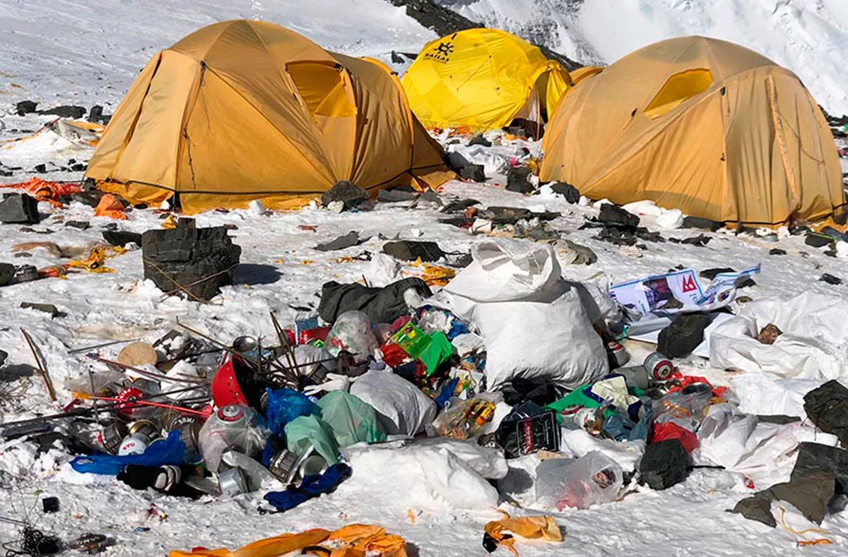 Imagen de portada de «Sherpas sugieren aprovechar cierre del Everest para limpiar la montaña».