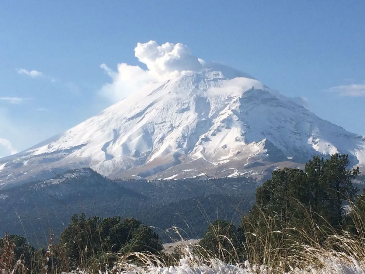 Imagen de portada de «Convocatoria "Ascenso El Fraile - Popocatépetl": ejemplo de estupidez en el montañismo mexicano».