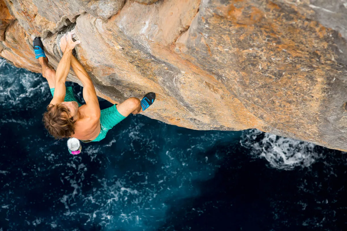 Imagen de portada de «Above the Sea de Chris Sharma te hará sudar las manos con agua salada #ReelRock12MX».