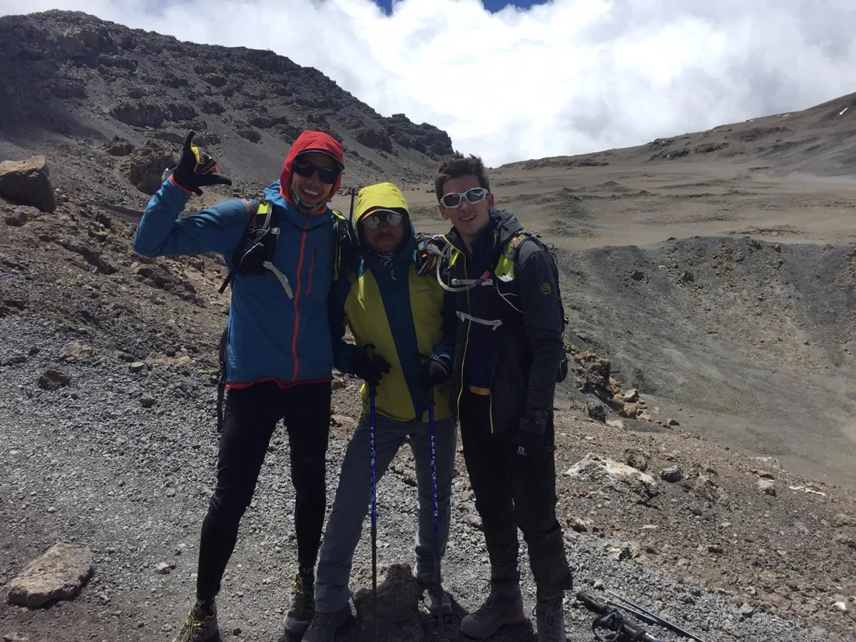 Max álvarez, Héctor Ponce de León y DAniel Graff en el Kilimanjaro