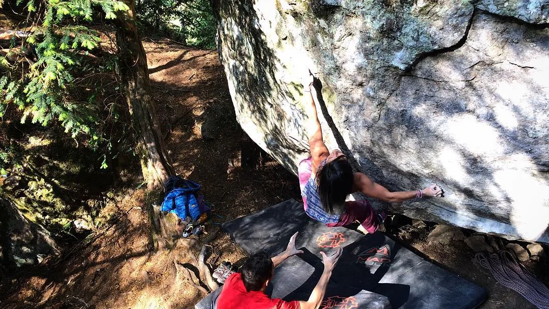 Imagen de portada de «Andy Skivias encadena Momento (V10) en Mineral del Chico».